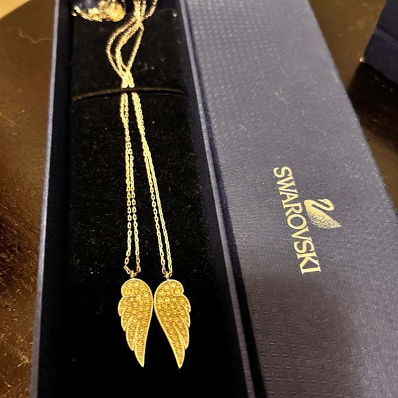 Pair of Necklaces Wings
Design by Swarovski - Picture 6 of 6